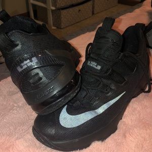 Lebron basketball shoes